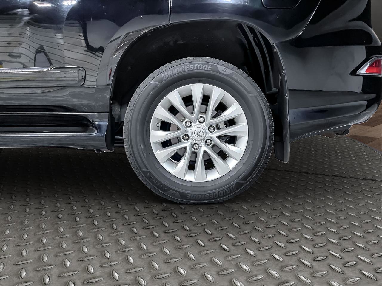 Used 2017 Lexus GX 460 Premium w/ Premium Package image 23