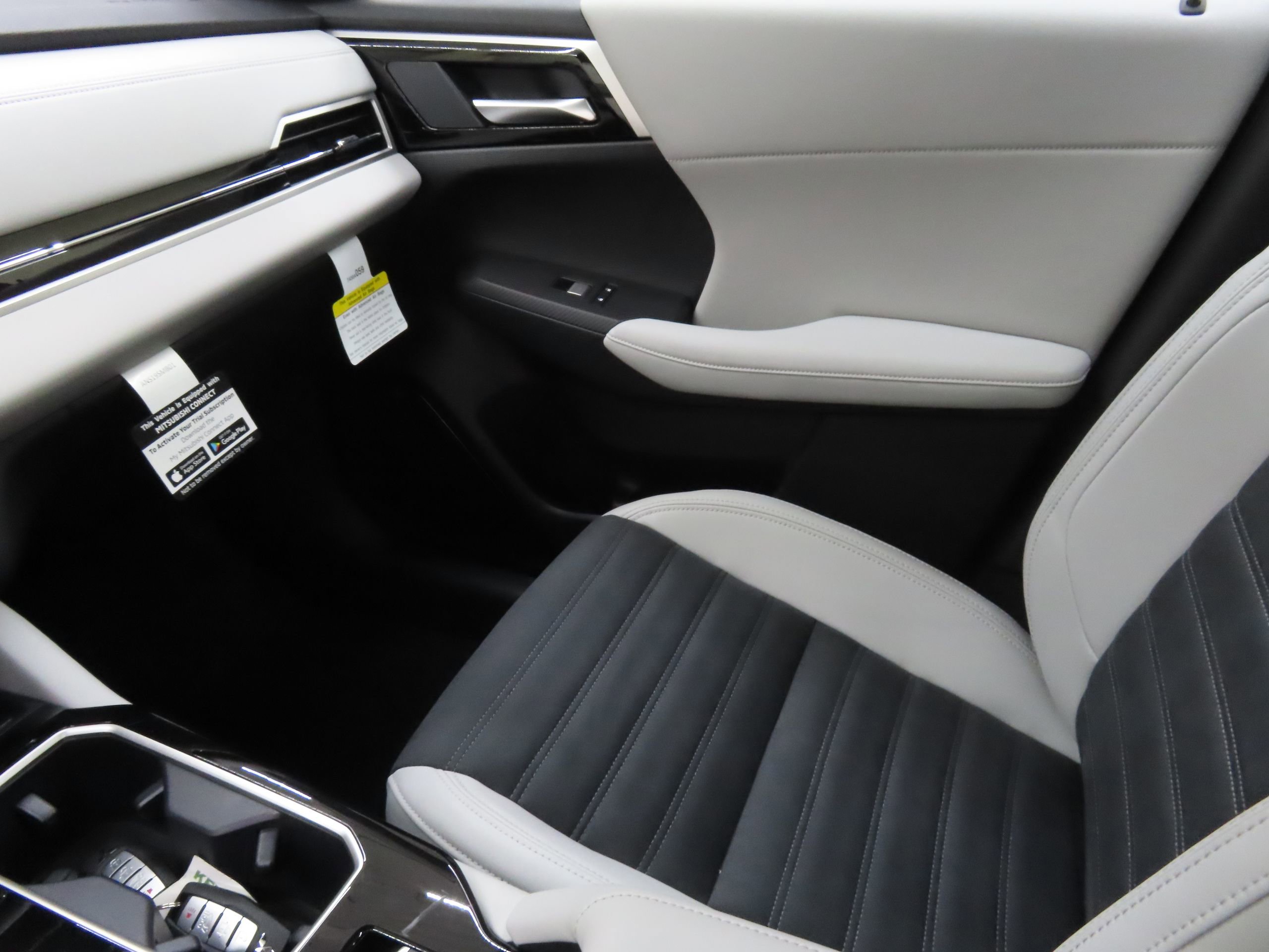 New 2025 Mitsubishi Outlander SE image 19