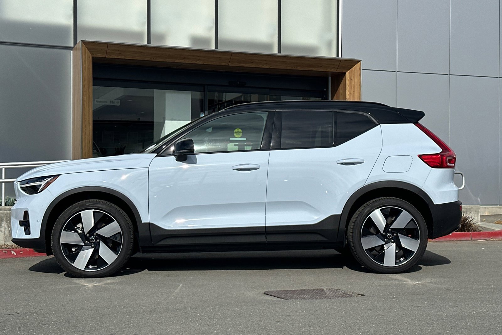 Used 2025 Volvo EX40 Ultra w/ Protection Package Premier image 6