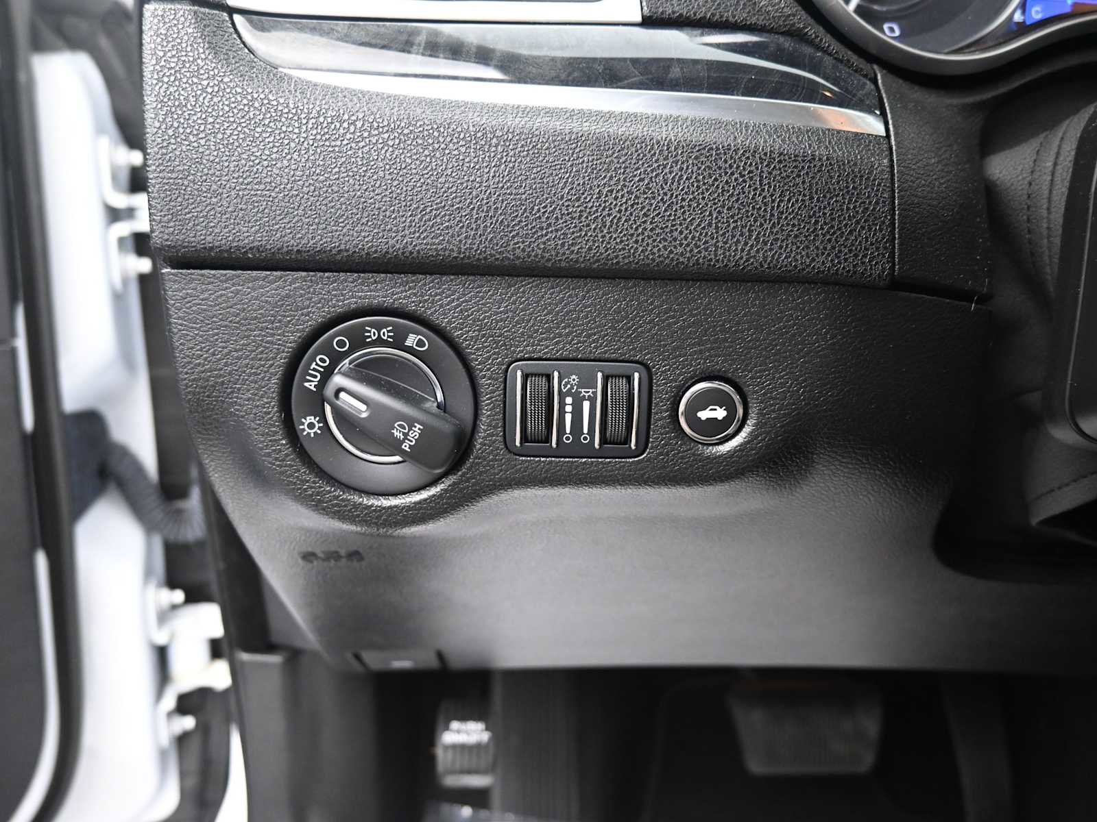 Used 2023 Chrysler 300 Touring L w/ Comfort Group image 10