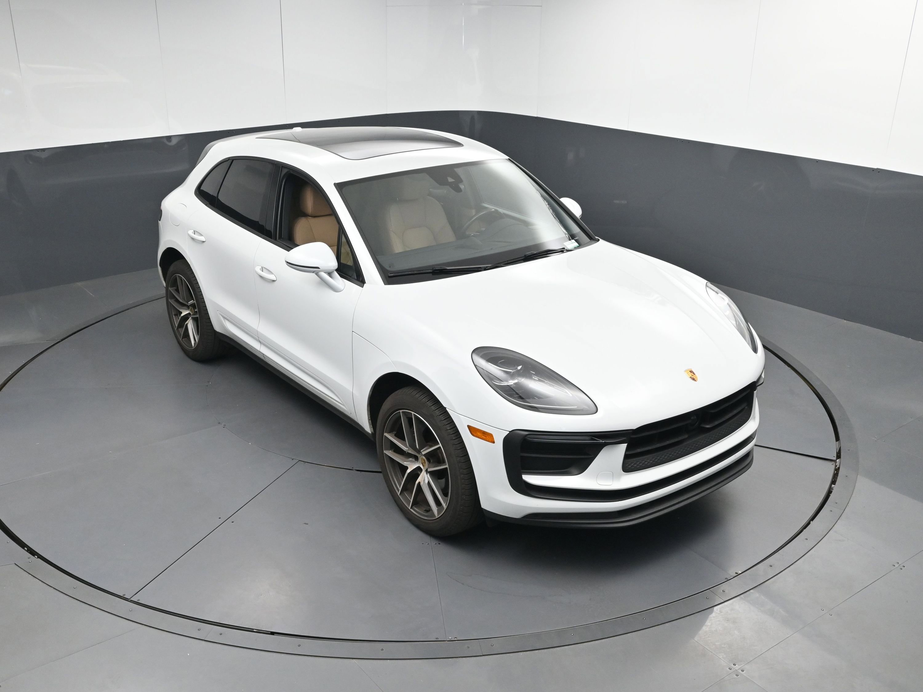 Certified 2025 Porsche Macan image 40