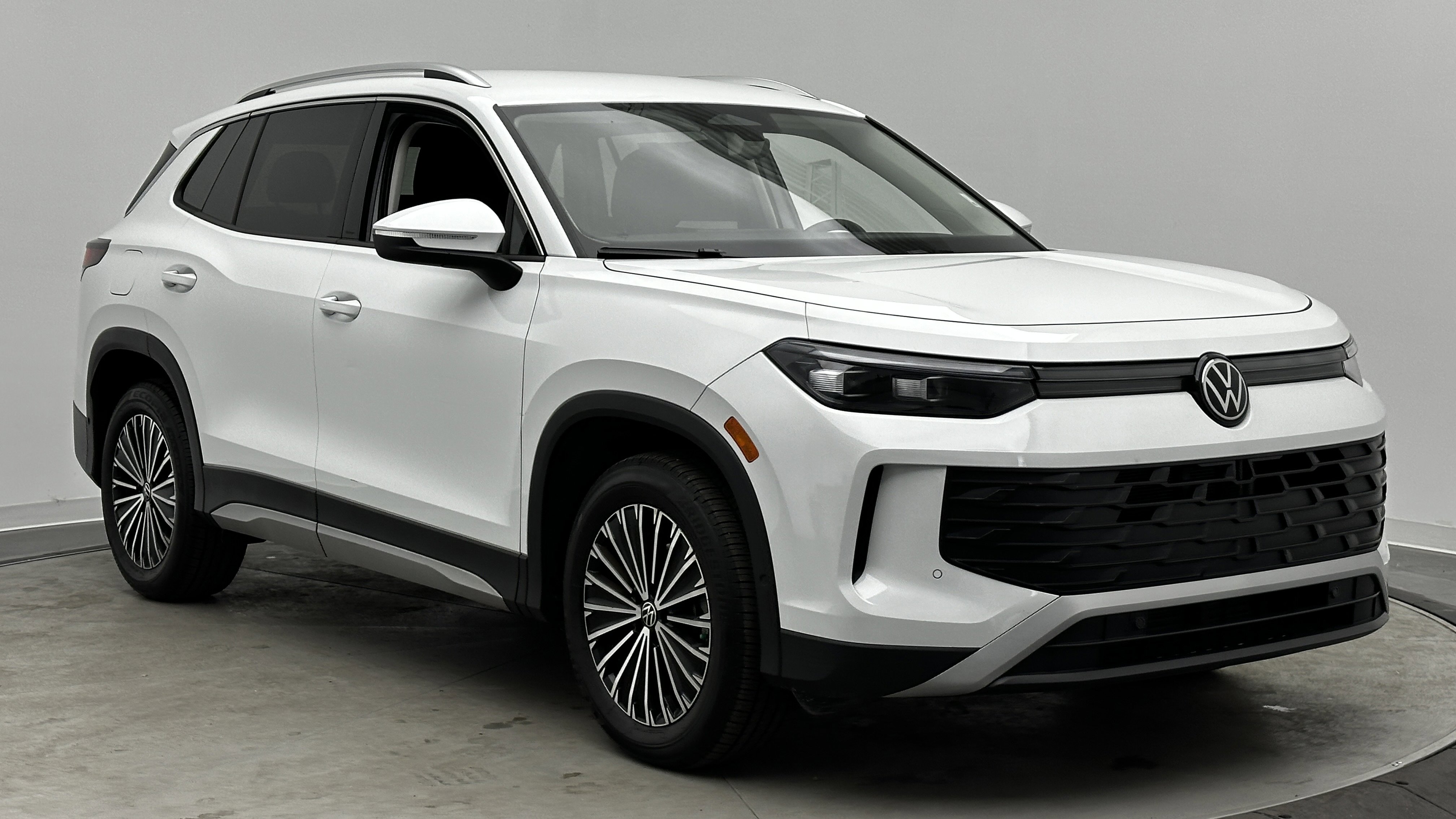 Used 2025 Volkswagen Tiguan S image 3