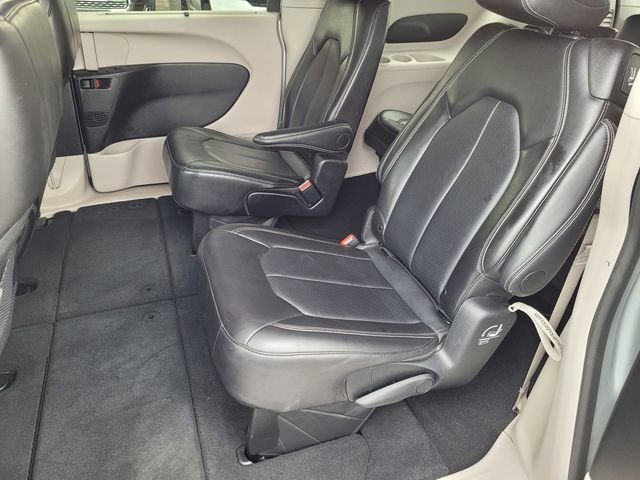 Used 2024 Chrysler Pacifica Touring-L image 17