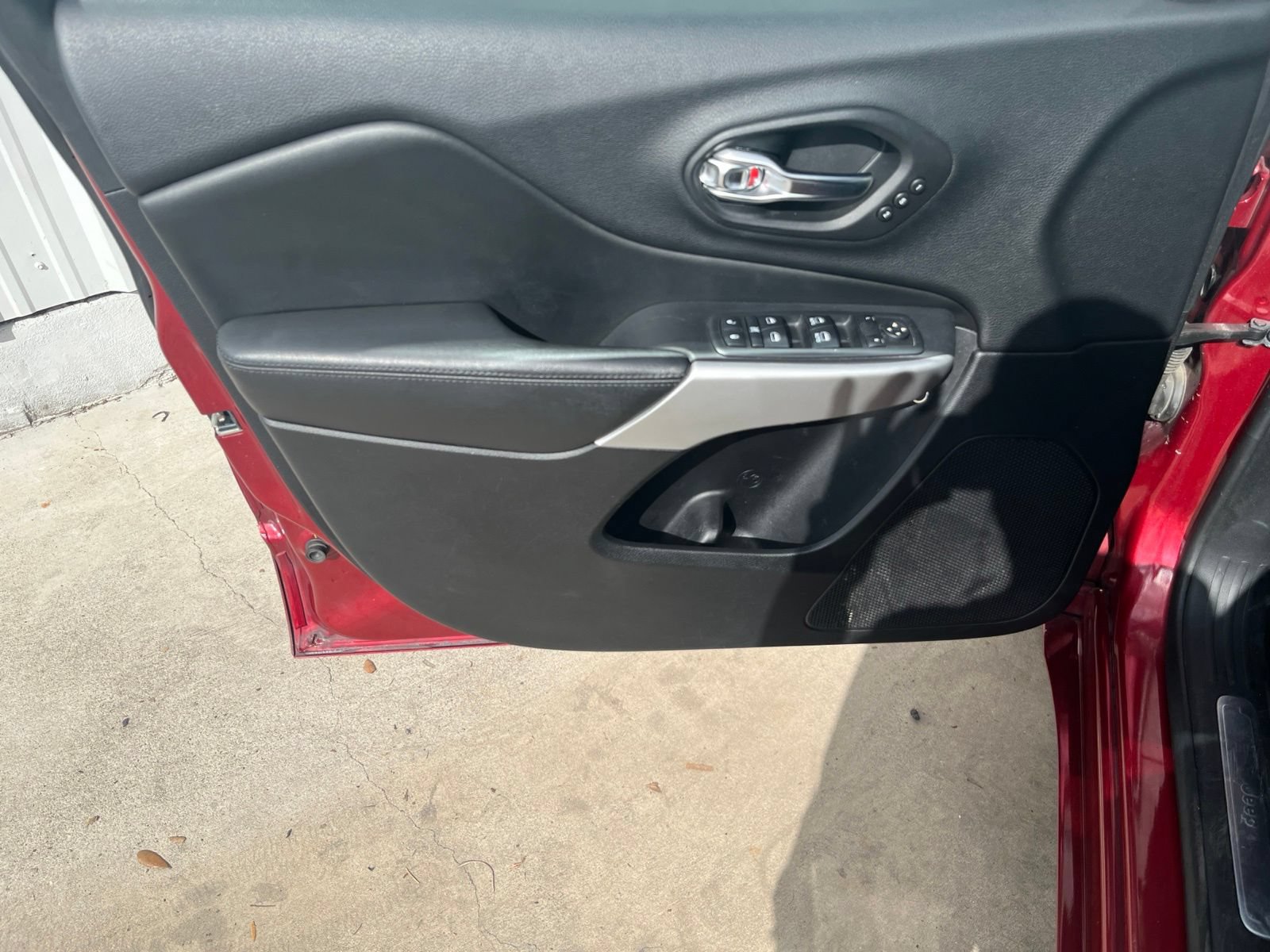 Used 2017 Jeep Cherokee Overland w/ Technology Group FWD image 11