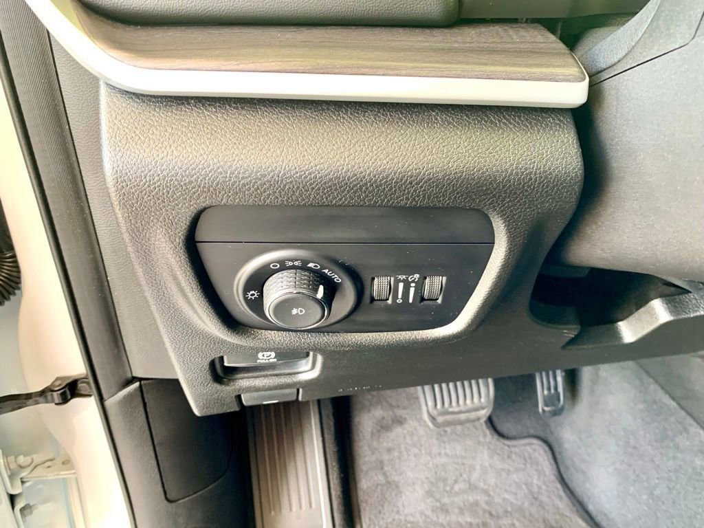 Used 2022 Jeep Grand Cherokee L Limited AWD/4WD image 34