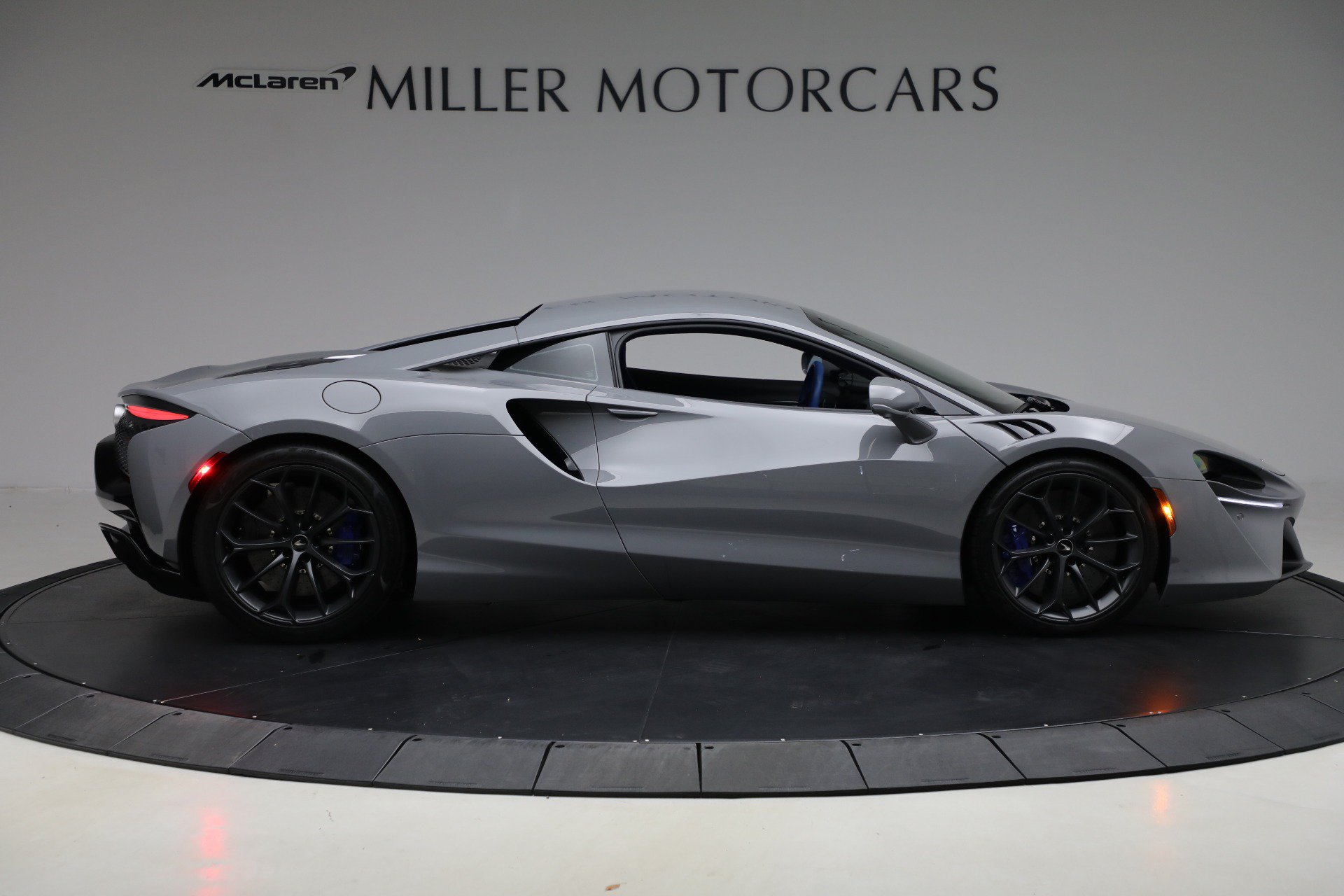 Used 2023 McLaren Artura RWD image 9
