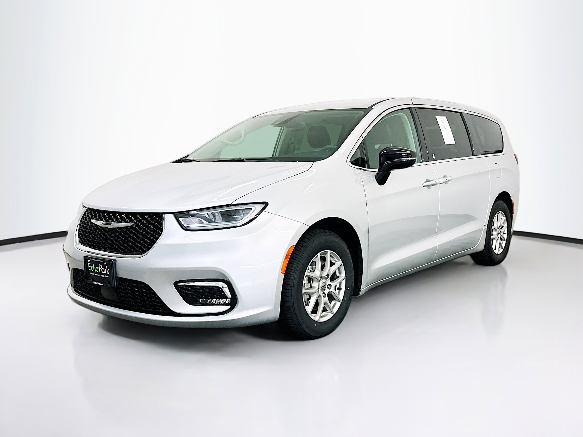 Used 2024 Chrysler Pacifica Touring-L image 3