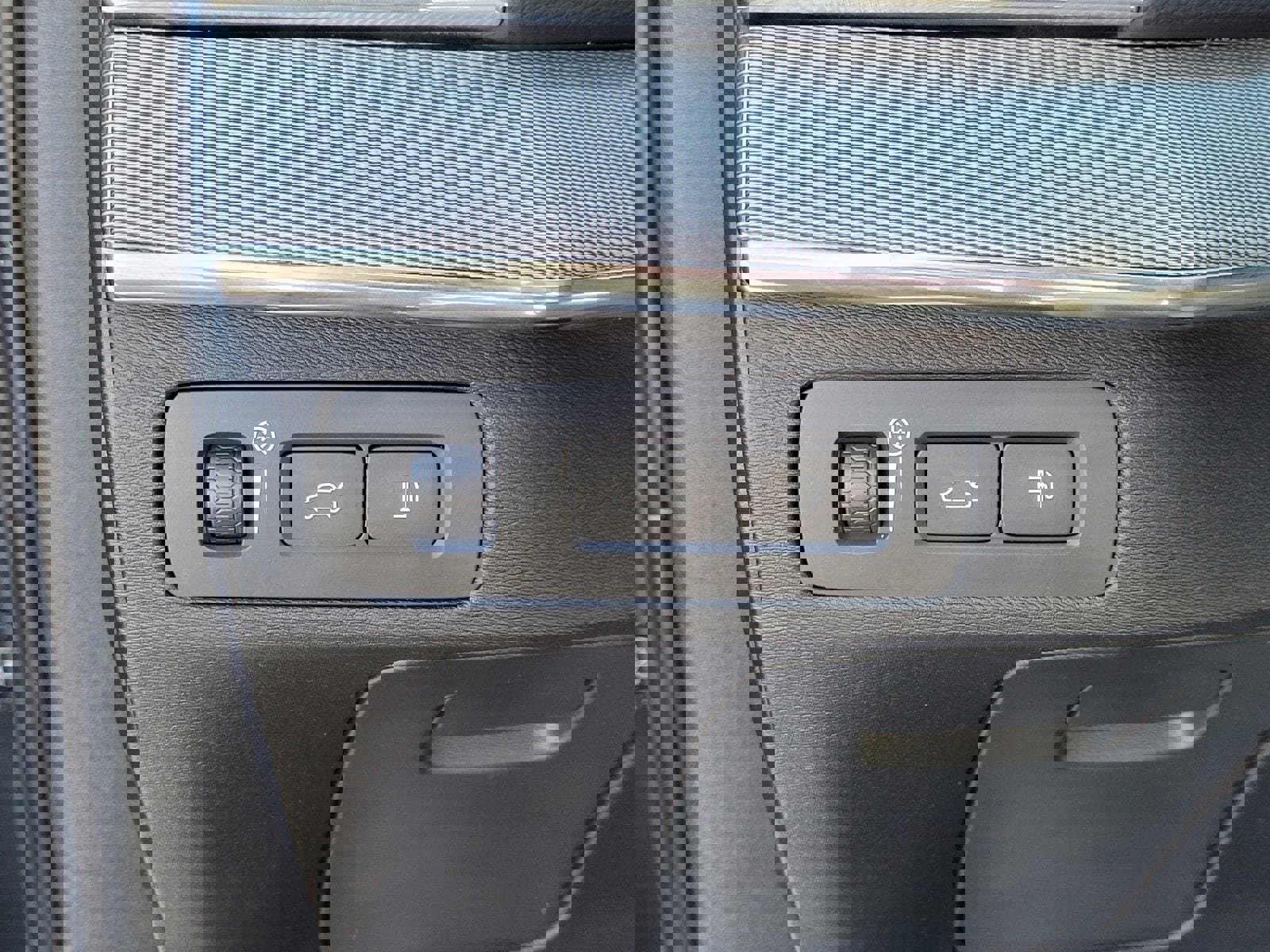 Used 2021 Volvo XC90 T8 R-Design w/ Advanced Package image 17