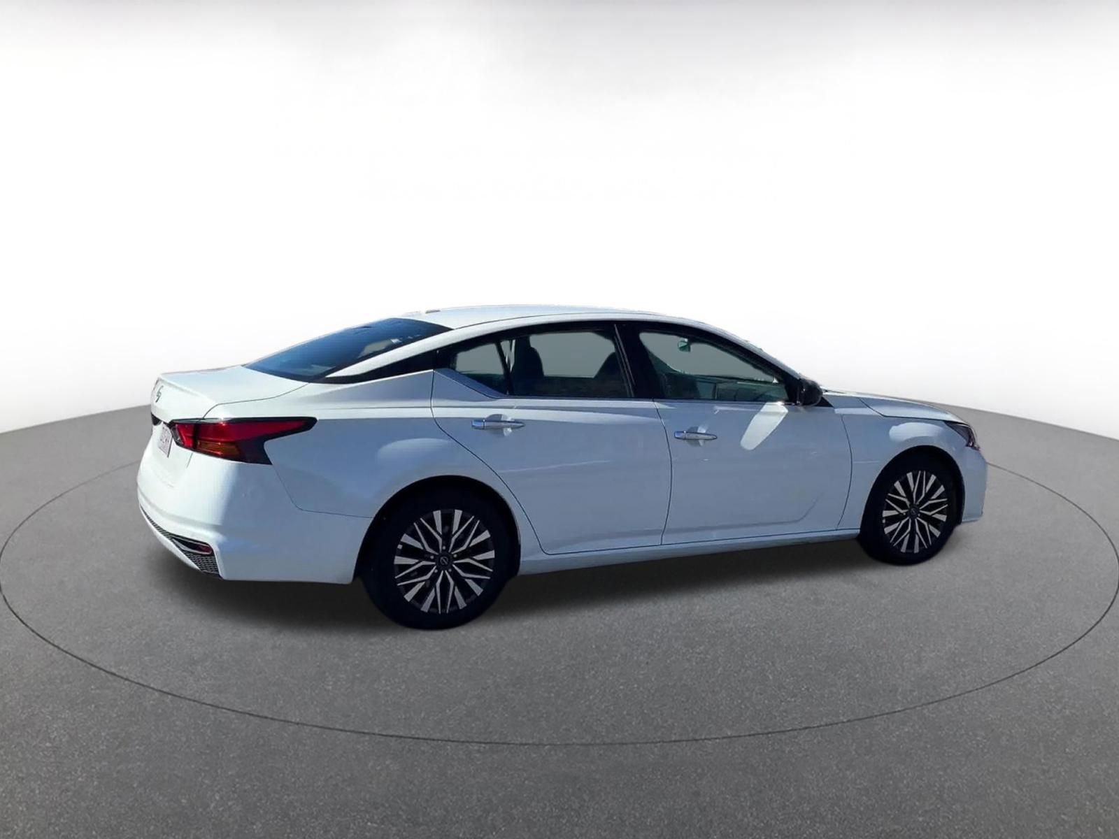 Used 2025 Nissan Altima 2.5 SV image 15