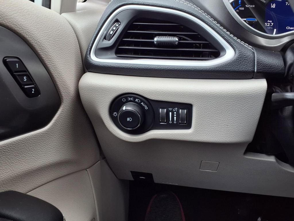 Used 2024 Chrysler Pacifica Select image 17