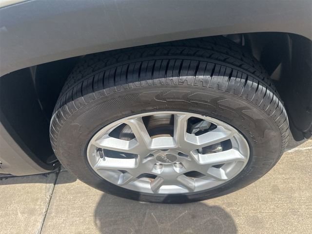 Used 2019 Jeep Renegade Latitude FWD image 12
