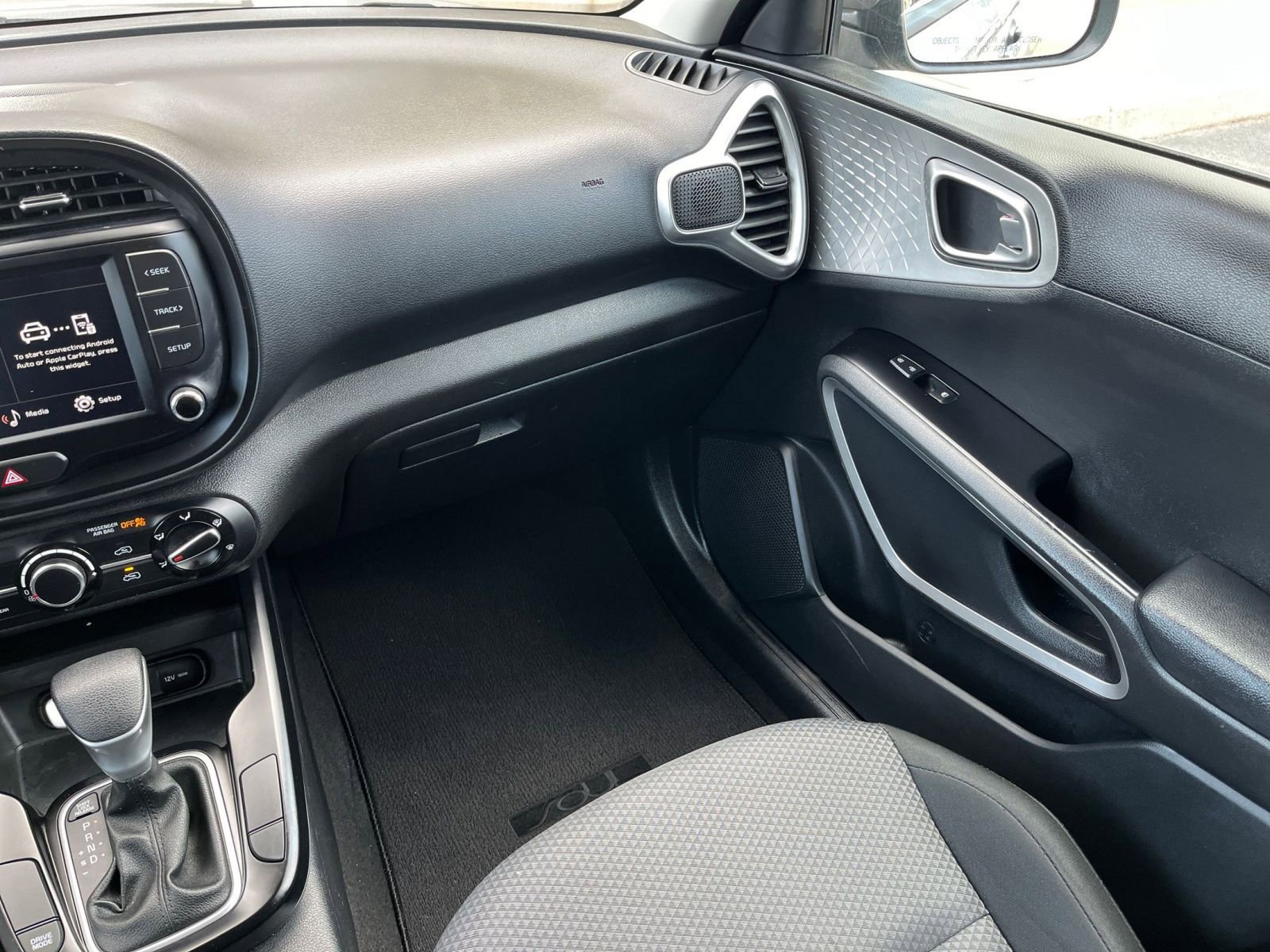Used 2025 Kia Soul LX w/ LX Technology Package FWD image 31