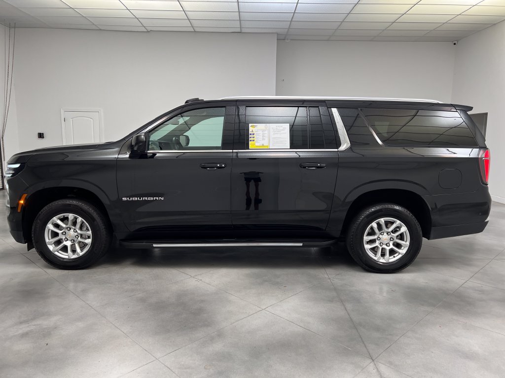 Used 2025 Chevrolet Suburban LT RWD image 5