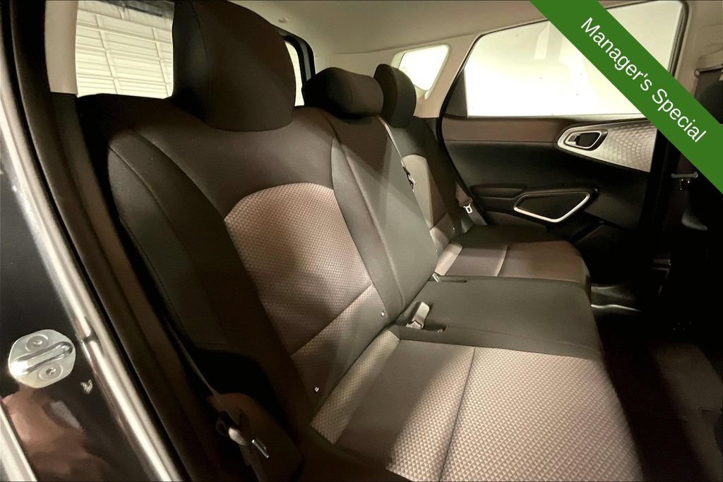 Used 2025 Kia Soul LX w/ LX Technology Package FWD image 32