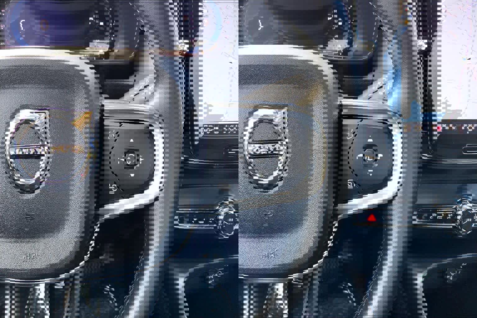 Used 2025 Volvo XC40 B5 Core w/ Protection Package Premier image 25