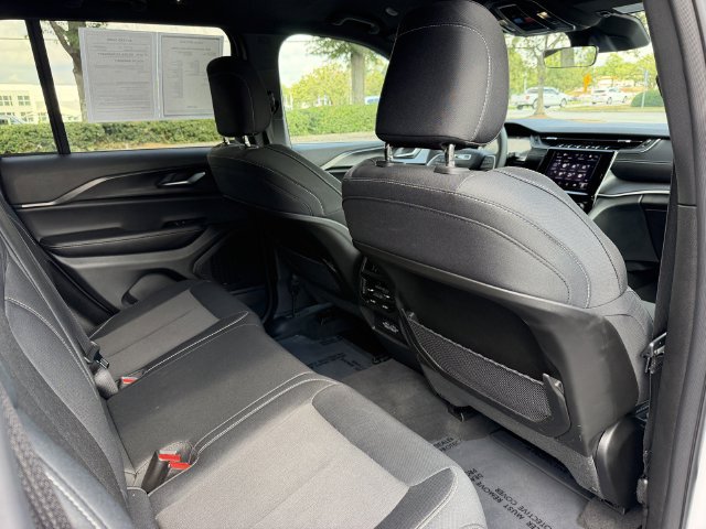 Used 2025 Jeep Grand Cherokee Laredo AWD/4WD image 30