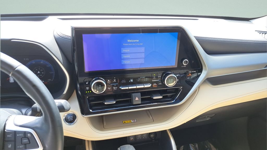 Used 2023 Toyota Highlander Platinum image 17