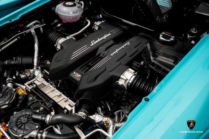 Used 2025 Lamborghini Revuelto image 28