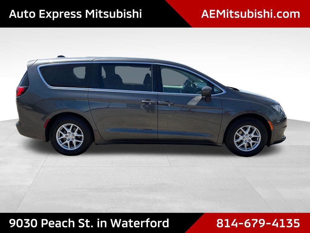 Used 2017 Chrysler Pacifica Touring FWD image 8