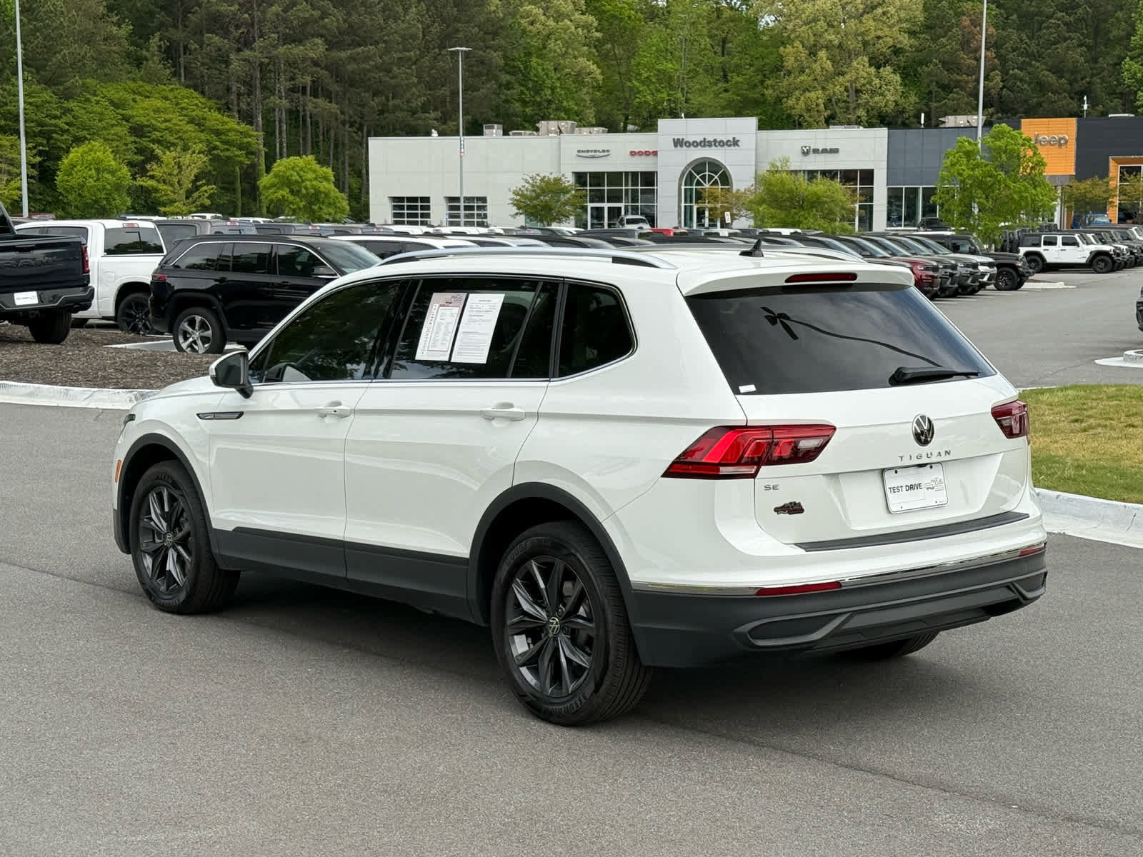 Used 2023 Volkswagen Tiguan SE image 3