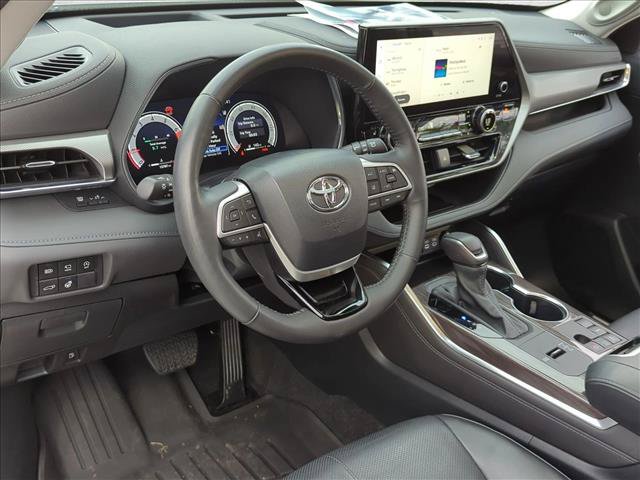 Certified 2024 Toyota Highlander Platinum FWD image 10