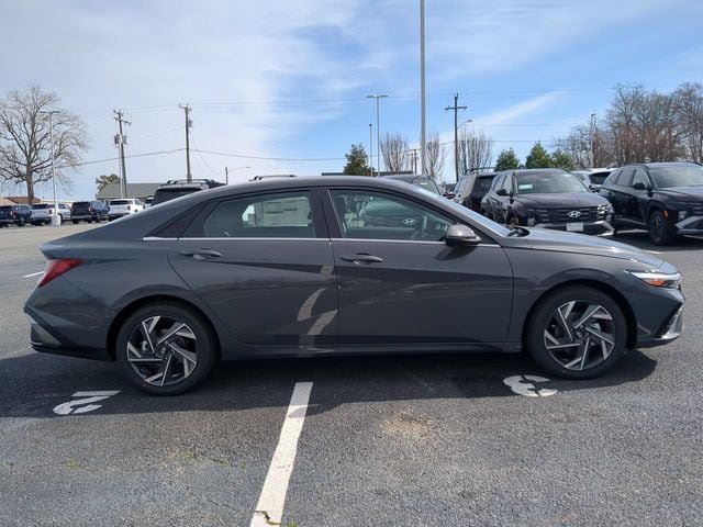 Used 2025 Hyundai Elantra Limited FWD image 3