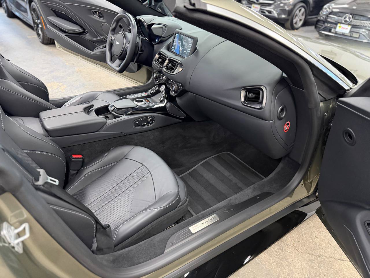 Used 2023 Aston Martin V8 Vantage Roadster RWD image 34