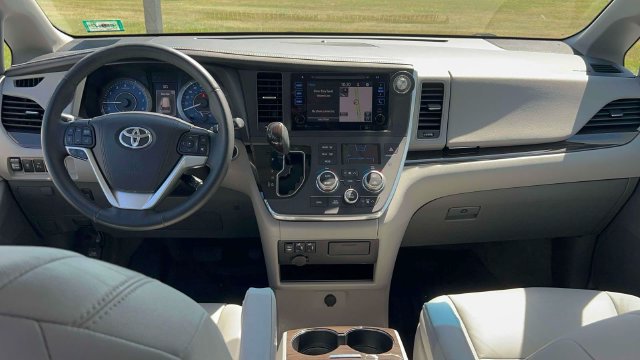 Used 2017 Toyota Sienna XLE w/ XLE Navigation Package FWD image 30