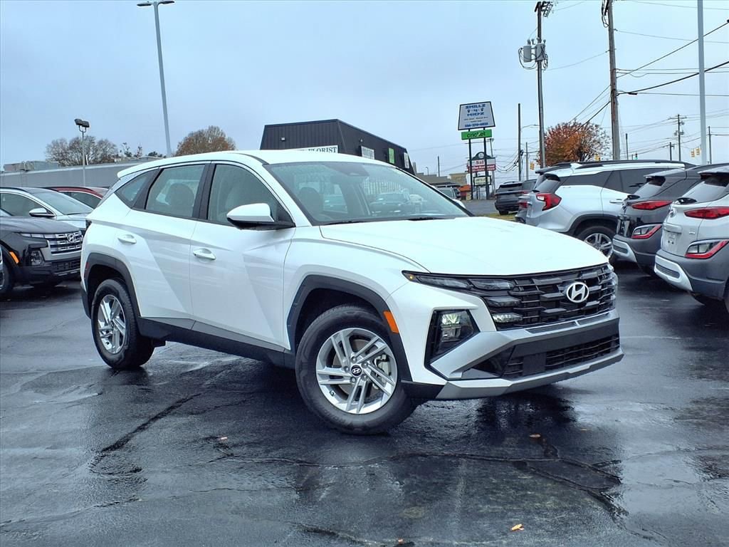Used 2025 Hyundai Tucson SE image 1