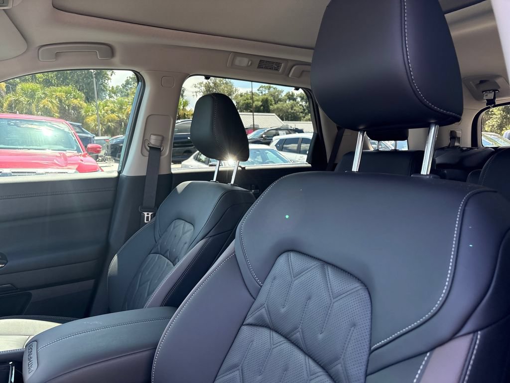 New 2026 Nissan Pathfinder Platinum w/ Accent Package FWD image 4