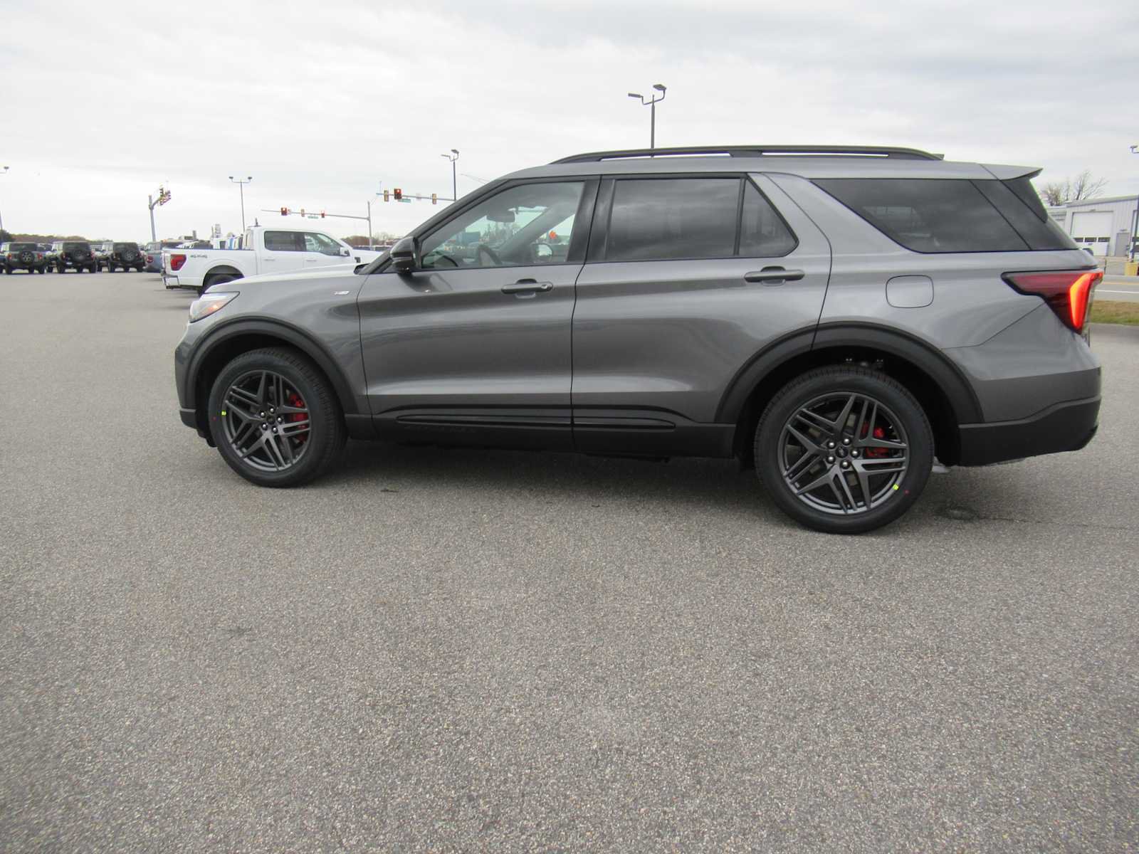 New 2026 Ford Explorer ST-Line w/ ST-Line Street Pack AWD/4WD image 8