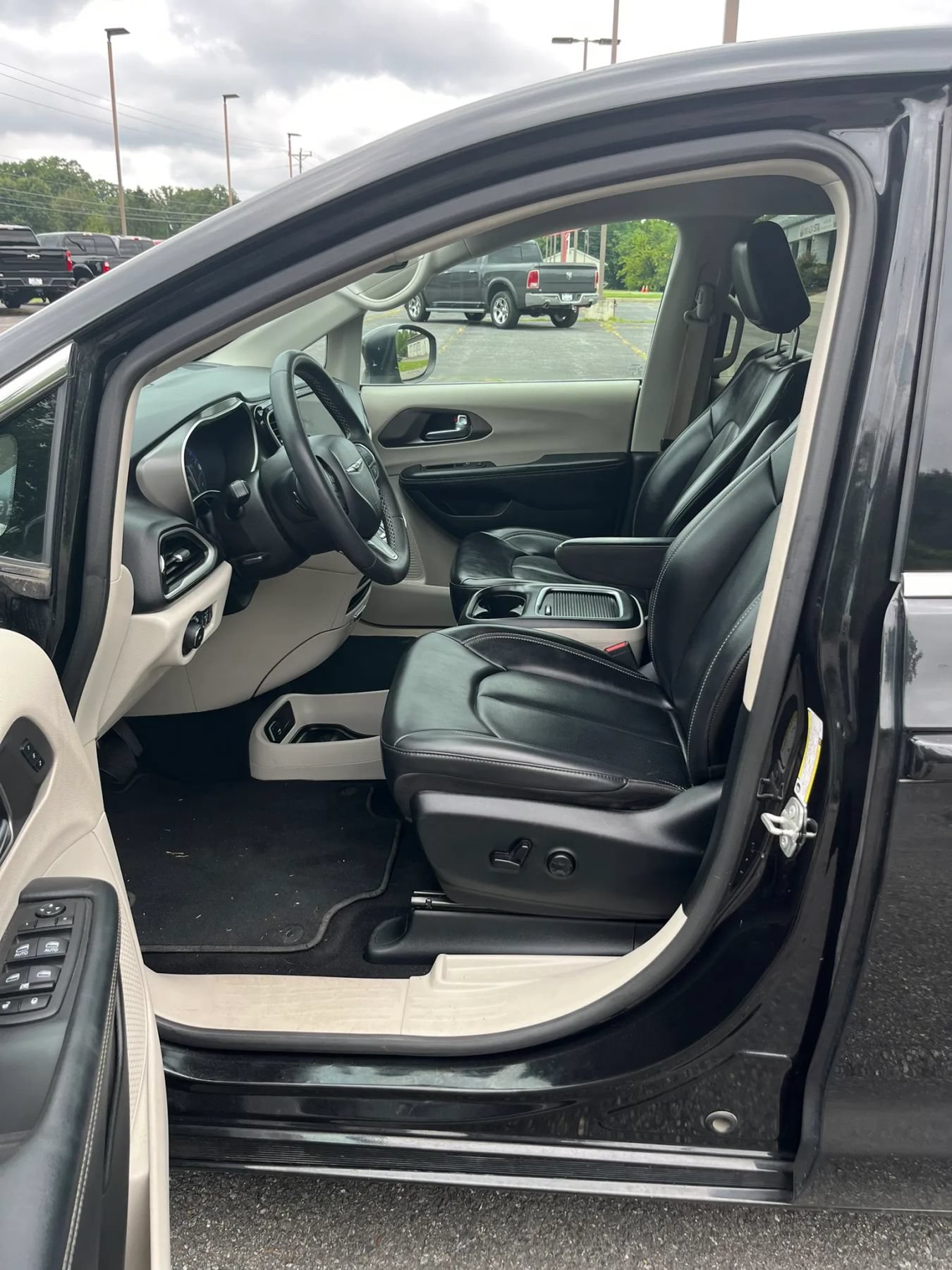 Used 2023 Chrysler Pacifica Touring-L FWD image 19