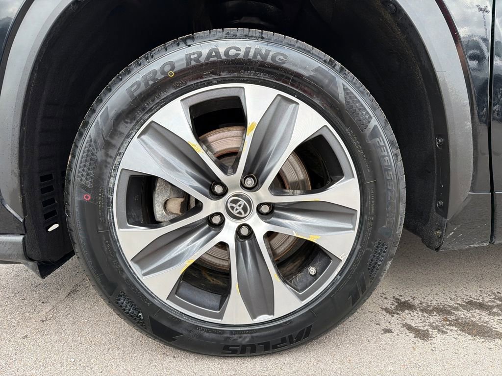 Used 2023 Toyota Highlander XLE FWD image 12