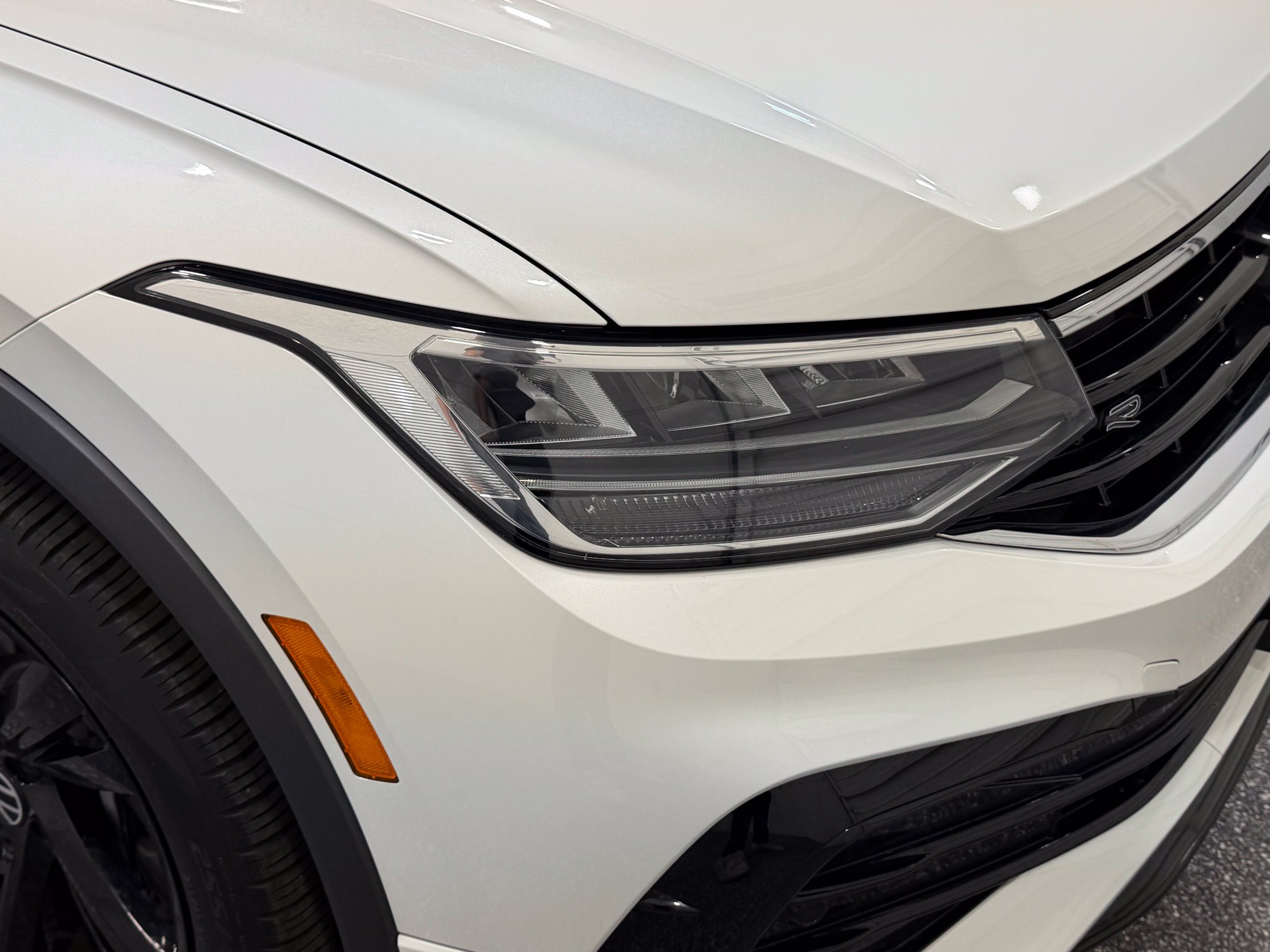 Certified 2023 Volkswagen Tiguan SE R-Line FWD image 19