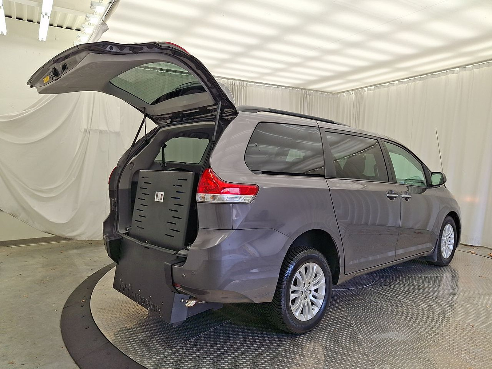 Used 2014 Toyota Sienna XLE w/ Entertainment Package FWD image 28