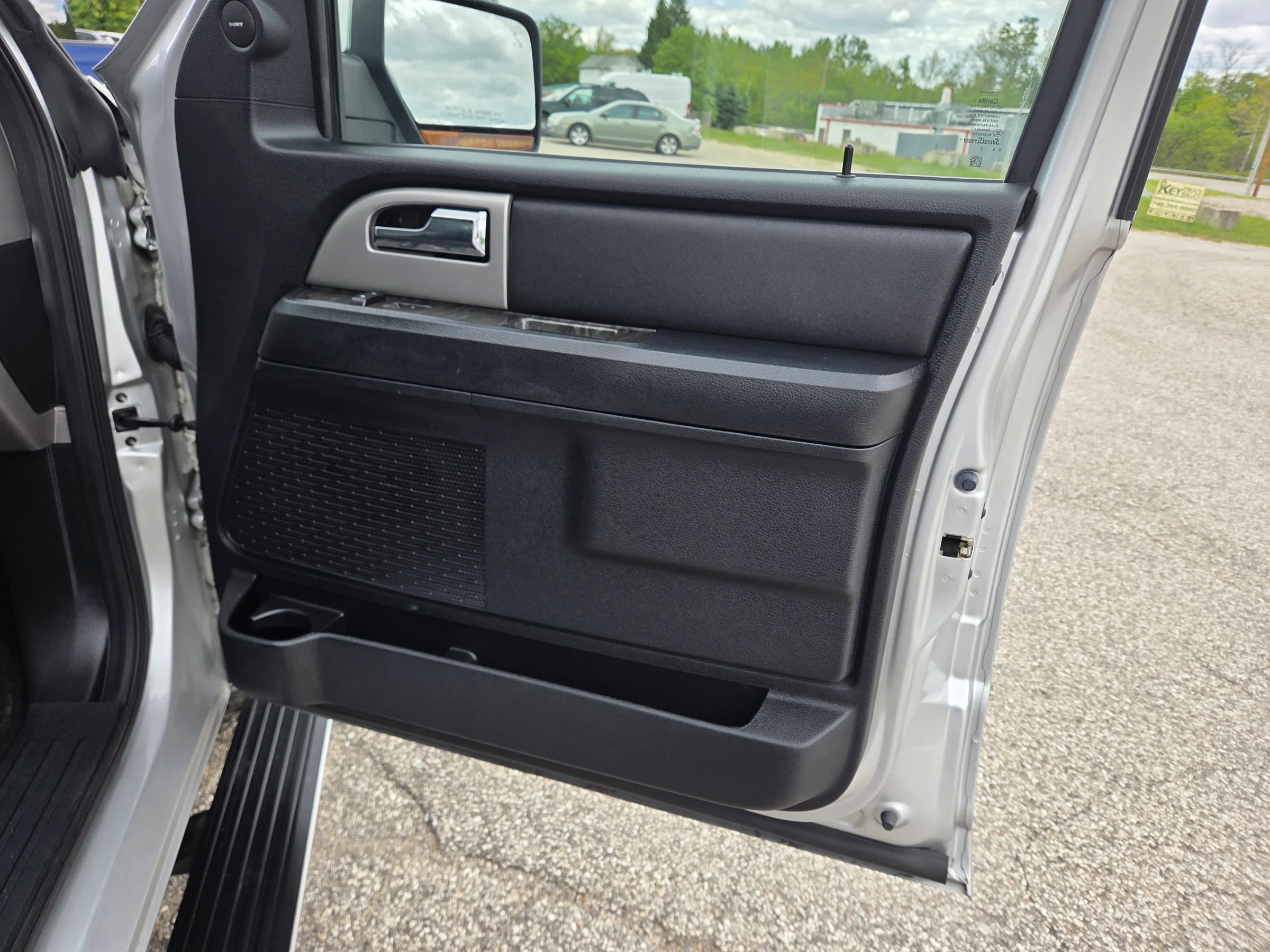 Used 2017 Ford Expedition Limited w/ Equipment Group 301A AWD/4WD image 19