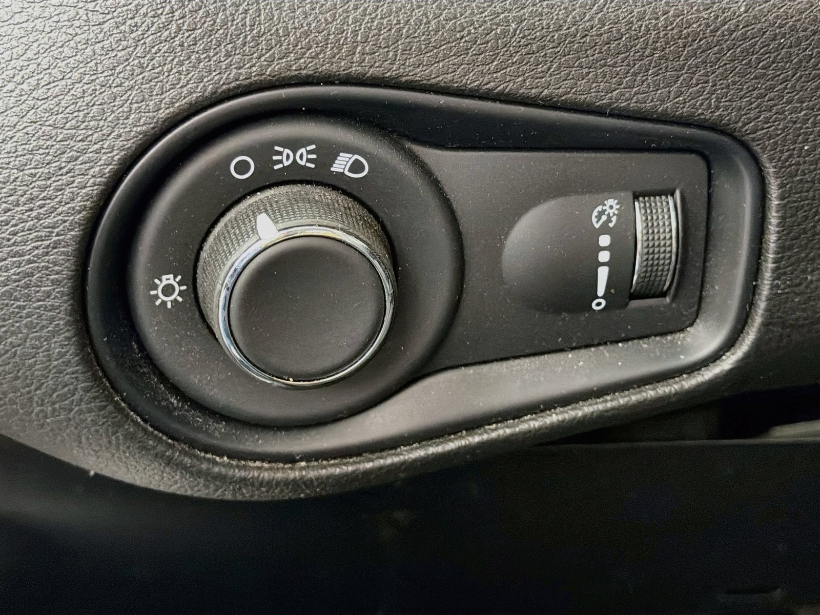 Used 2023 Jeep Renegade Latitude AWD/4WD image 11