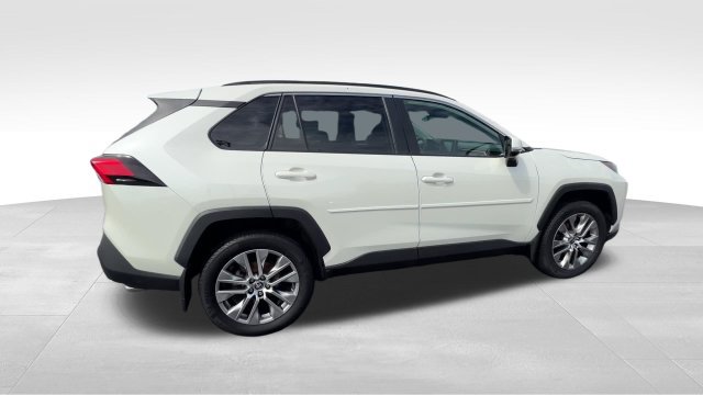 Used 2022 Toyota RAV4 XLE Premium AWD/4WD image 8