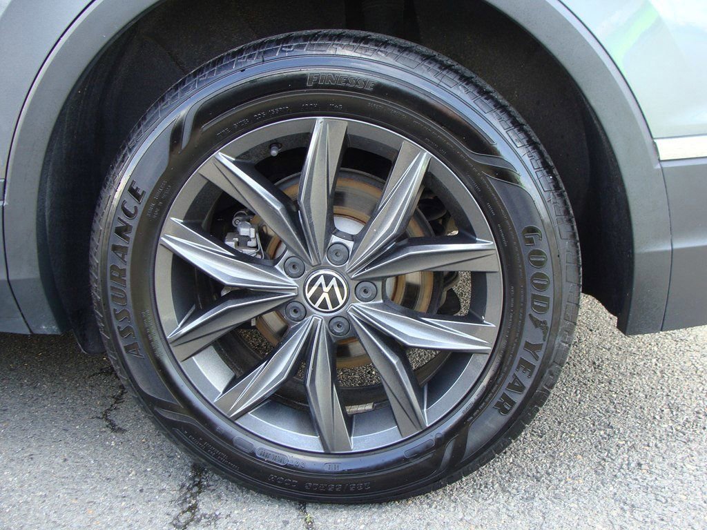 Used 2023 Volkswagen Tiguan SE image 33