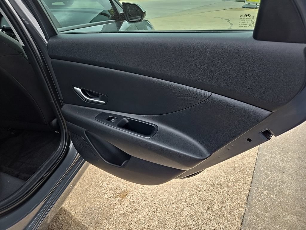 Used 2025 Hyundai Elantra SE FWD image 65