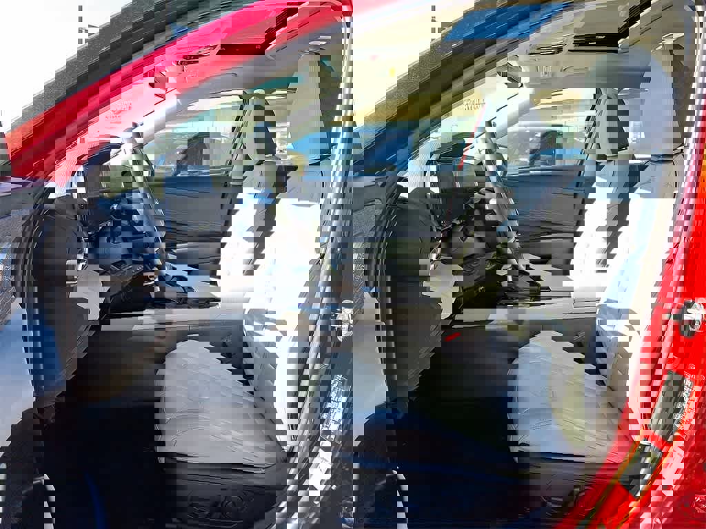 Used 2025 Hyundai Elantra Limited image 11