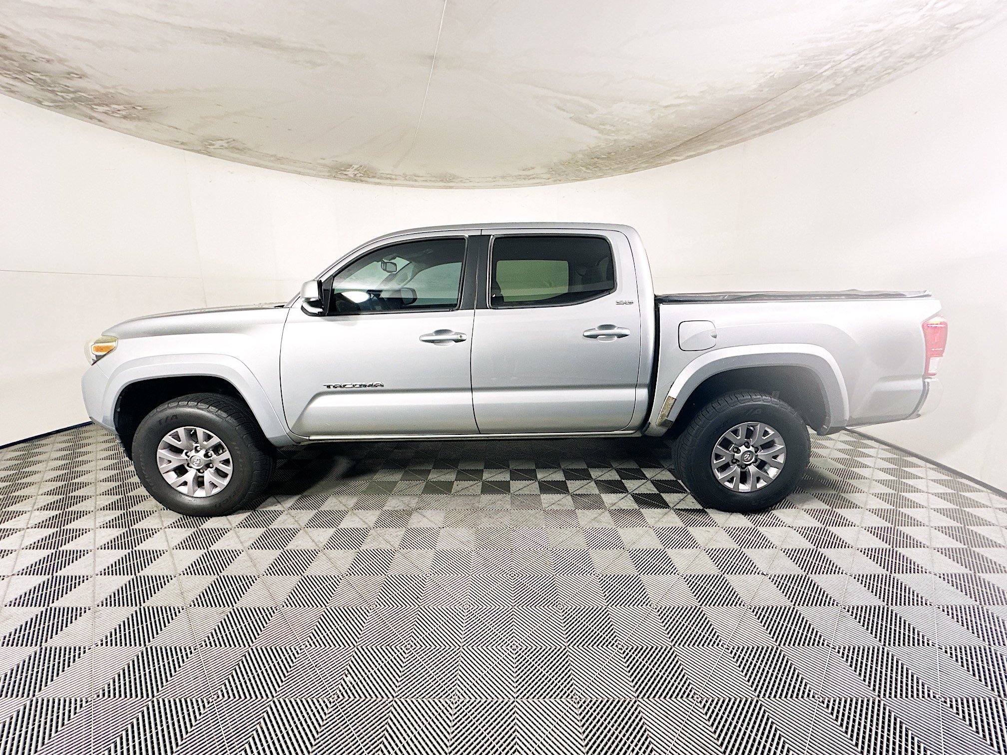 Used 2017 Toyota Tacoma SR5 w/ Tow Package RWD image 6