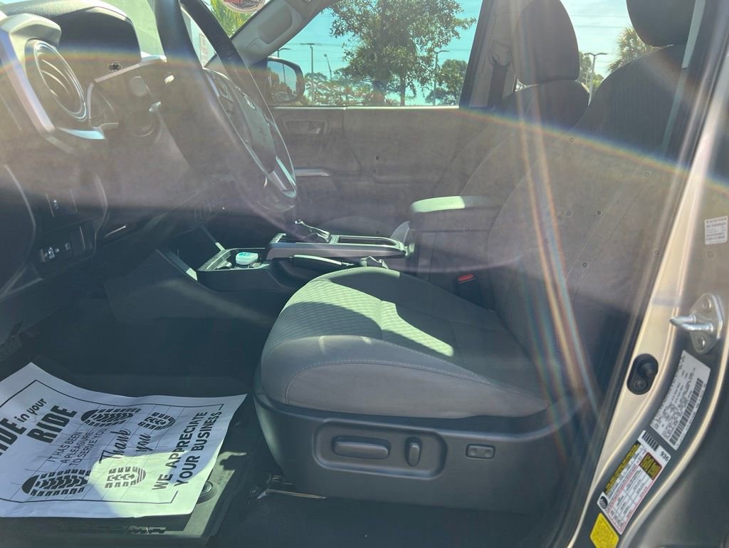 Used 2022 Toyota Tacoma SR5 RWD image 5