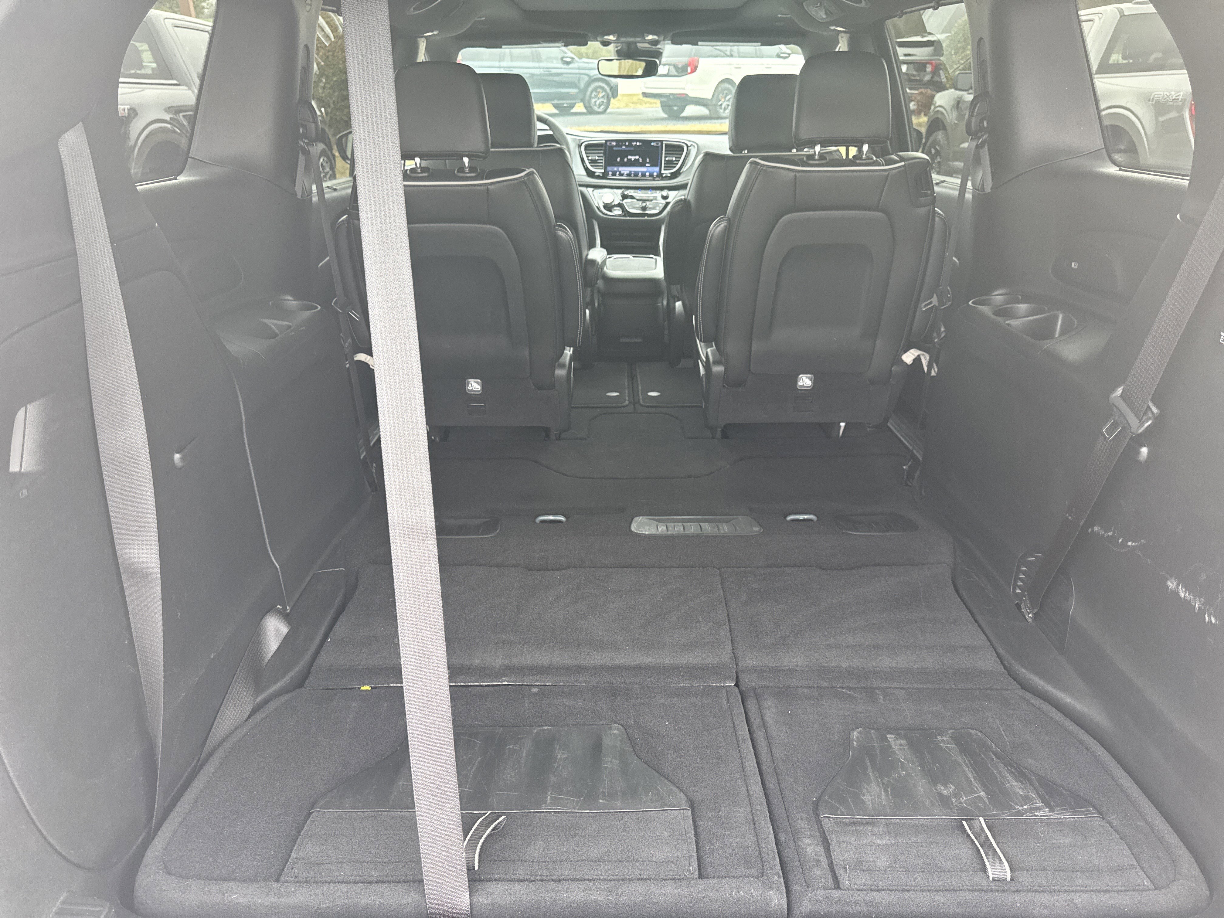 Used 2025 Chrysler Pacifica Limited image 17