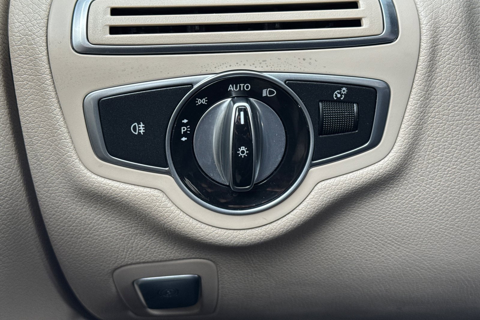 Used 2016 Mercedes-Benz C 300 4MATIC Sedan image 40