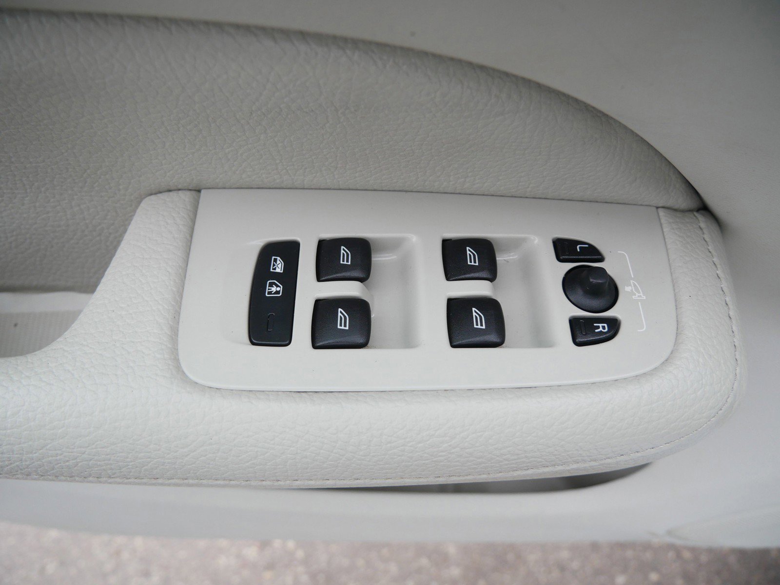 Used 2019 Volvo S60 T6 Momentum w/ Premium Package image 16