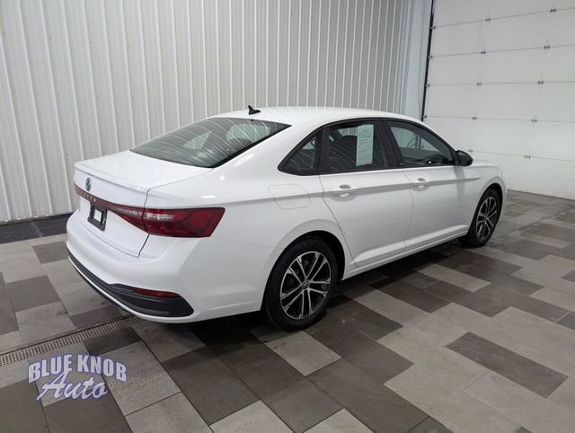 Used 2025 Volkswagen Jetta Sport image 4