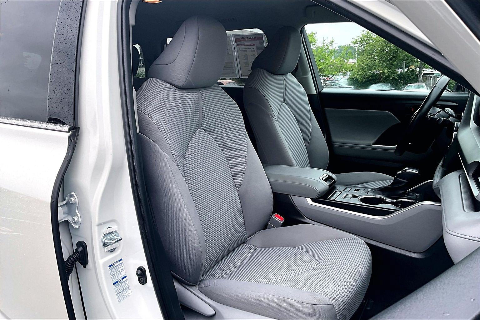 Used 2021 Toyota Highlander LE AWD/4WD image 7