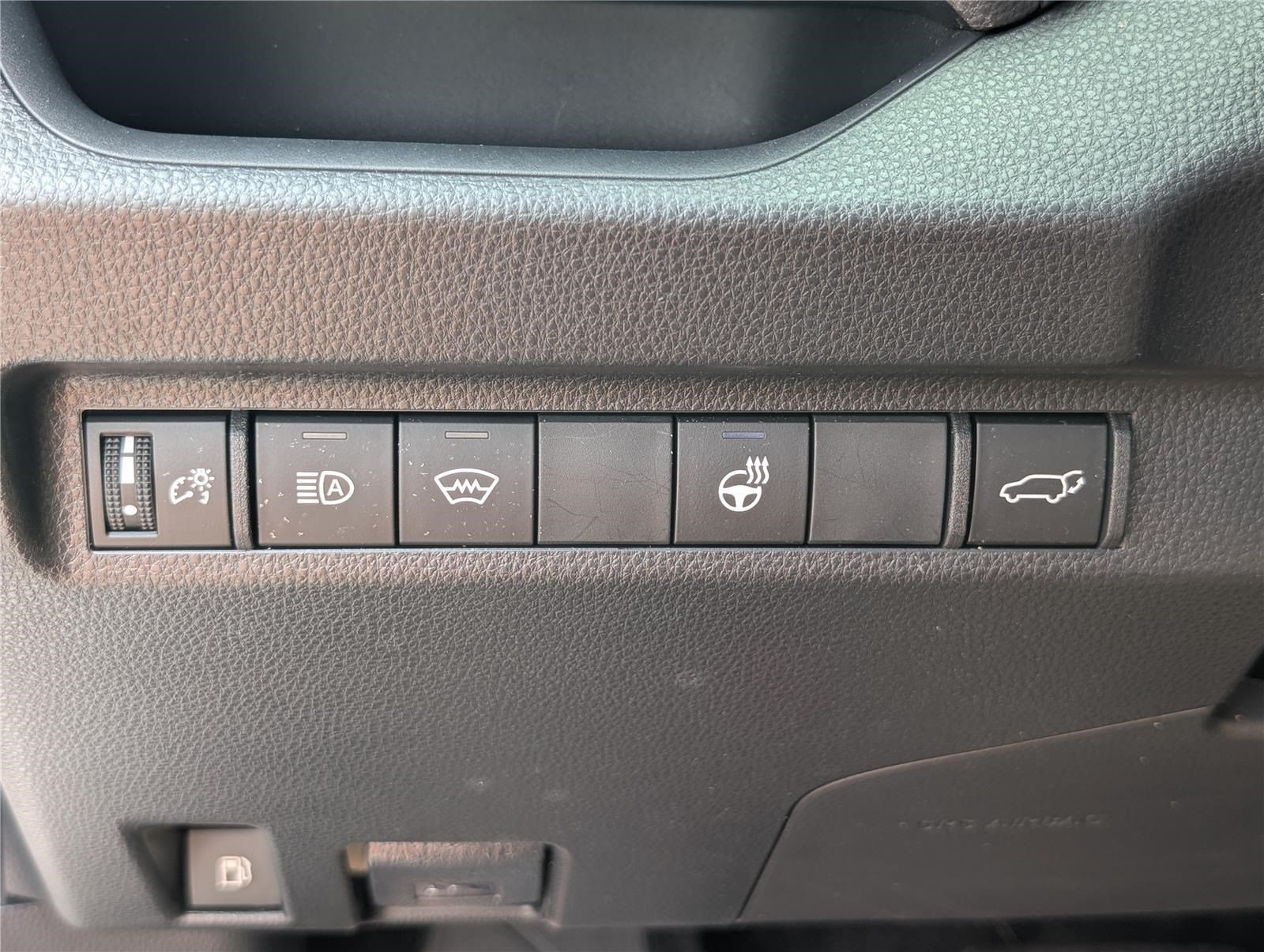 Used 2023 Toyota RAV4 XLE Premium AWD/4WD image 23