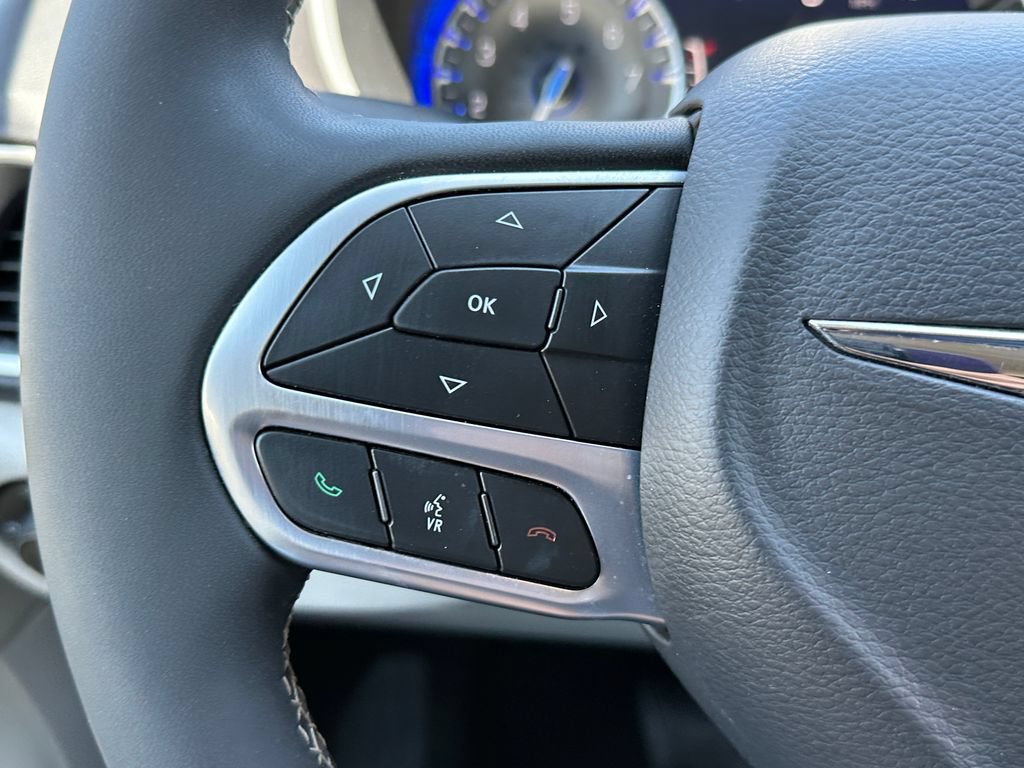 Used 2023 Chrysler Pacifica Touring-L FWD image 20